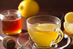 Cómo Aliviar el Dolor de Garganta de Forma Natural: Miel con Limón