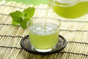 Cómo Reducir la Presión en los Ojos por Fatiga: Compresas de Té Verde Frío