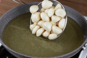 Cómo Aliviar el Dolor de Oído Sin Medicamentos: Aceite de Ajo Calentado