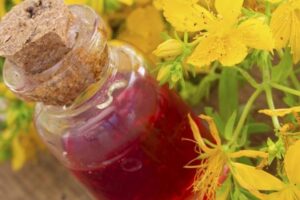 Cómo Aliviar el Dolor de Oído Sin Medicamentos: Aceite de Hipérico Calentado
